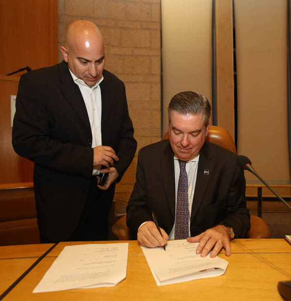 Drexel Pres. Fry signs research agreement with CHOP and Hebrew University in Jerusalem